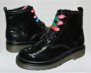 Steve Madden Kinder Junior JFUNN Combat Plateau Stiefel Schwarz Lack NEU - Bild 1 von 5