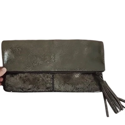 Bolso sin asas Jasper & Jeera Anthropologie dorado blanco borla plegable brillo molestia Foto 1 de 4