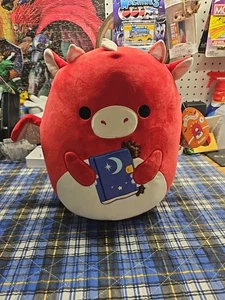 Squishmallow Baiden el Dragón con Libro de Hechizos Halloween 2024 NUEVO  - Imagen 1 de 9
