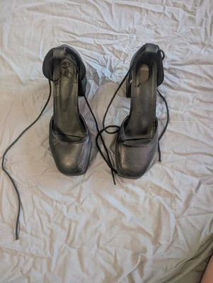 Tacones plataforma cuero negro con cordones Foto 1 de 2