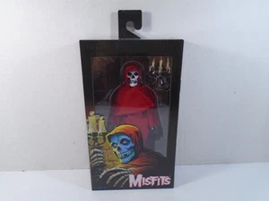 NECA--LOS INADAPTADOS--FIGURA DEMONIO CON TÚNICA ROJA DE 8" (NUEVO) - Imagen 1 de 7