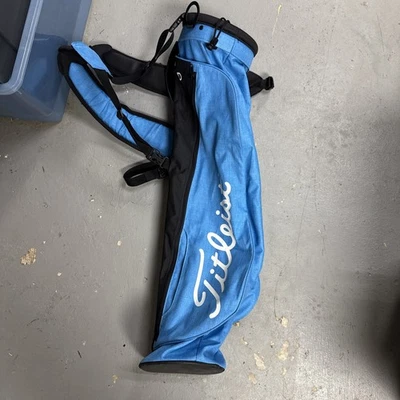 Bolsa de palos de golf Titleist azul ligera con correas para el hombro Foto 1 de 4