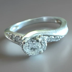 Anillo solitario de diamantes de 0,33 quilates de oro blanco de 9 quilates con detalles talla M con sello 375 - Imagen 1 de 17