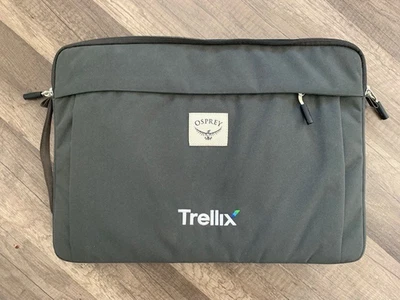 Funda para portátil Osprey Arcane 15" gris lavado a la piedra logotipo de Trellix Co Foto 1 de 3