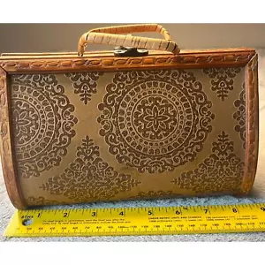 Vintage Holz Bambus Borte Handtasche geprägt Blumenmuster Rattan Griff Drehverschluss. - Bild 1 von 5