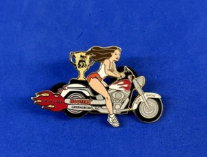 GREENSBORO, NC - MAI 2004 - HOOTERS GIRL ON A WHITE/RED MOTORRAD BIKE SHOW PIN - Bild 1 von 4