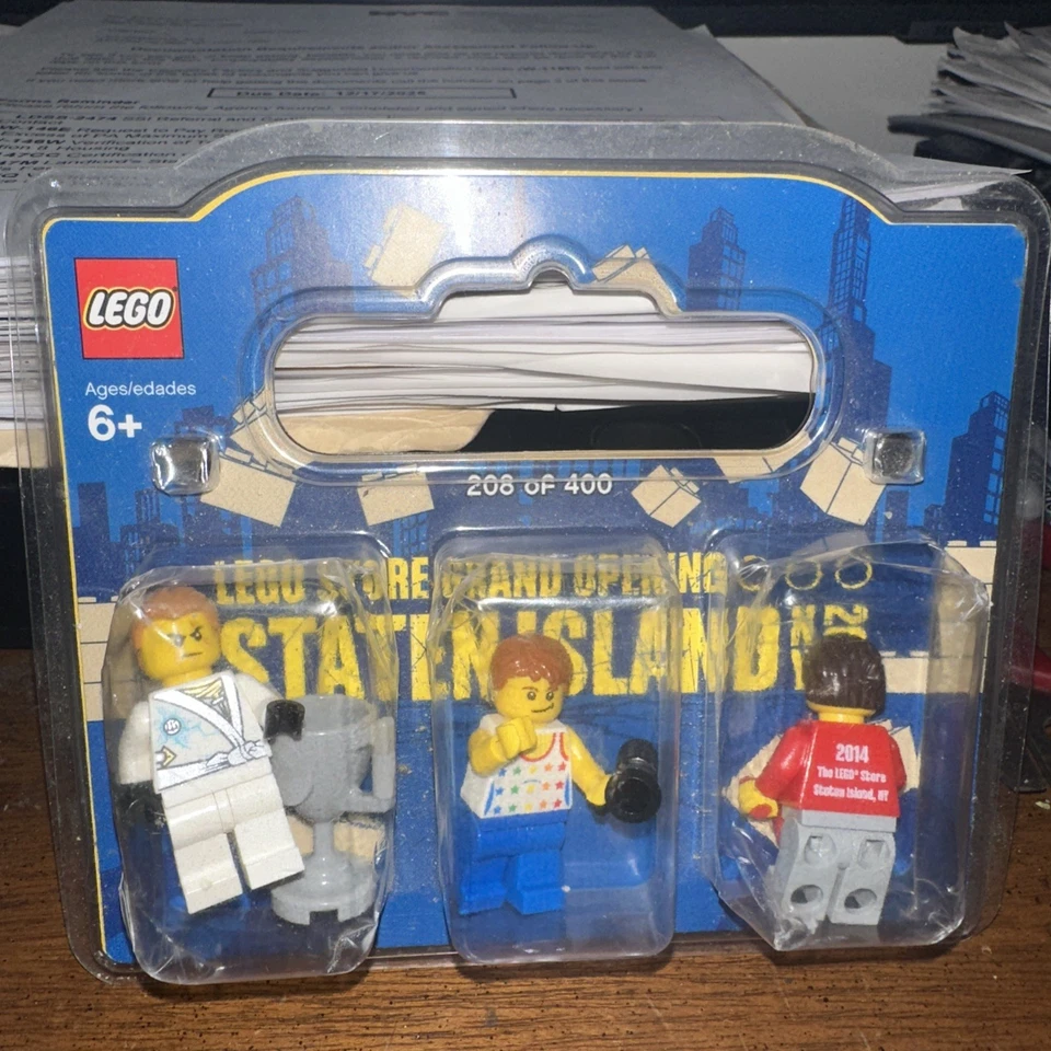 LEGO 852766 - 2009 Exclusive LEGO Store Grand Opening Mini Figure 3 Pack - Image 1 of 2