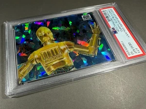 (PSA 10) 2021 Star Wars Galaxy #71, “Curiosity Blasts Threepio” Atomic /150 - Picture 1 of 3