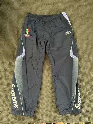 Pantalones de nailon Supreme X Umbro Drill para hombre talla M azul marino Foto 1 de 4