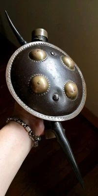 Antiguo arma india Madu - cuerno y escudo de lucha de hierro. siglo XIX. Foto 1 de 4