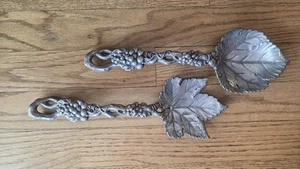 Tenedor y cuchara para servir ensalada de uva firmada vintage de aluminio Arthur Court 2004 - Imagen 1 de 2