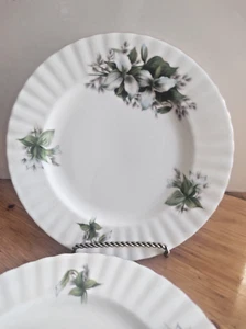 Juego de 5 platos de ensalada/almuerzo Royal Albert vintage de 8 1/4" con patrón de trillium - Imagen 1 de 10