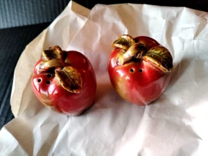 Vintage Ceramic Apple Salt and Pepper Shaker Set - Picture 1 of 10