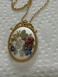 Medaglione porcellana dipinto a mano fiori rose collana oro vintage D-8700 - Foto 1 di 2