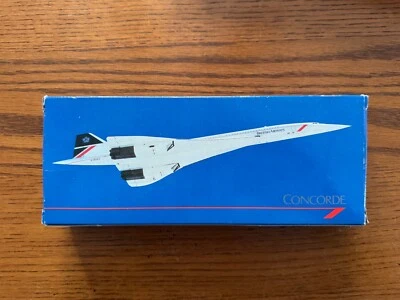 Modelo de avión vintage British Airways Concorde sobre soporte hecho en Gran Bretaña por Wooster Foto 1 de 4