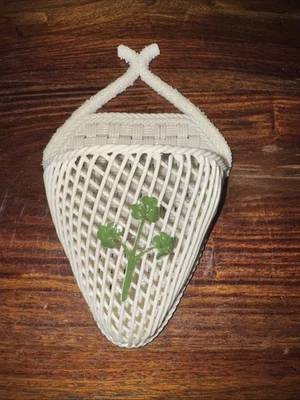 Cesta tejida Belleek bolsillo de pared con tréboles Foto 1 de 4