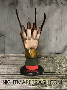 Freddy Krueger Guanto in Metallo ed Espositore Un Incubo su Elm Street Prop - Foto 1 di 21