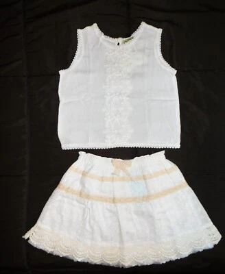 NOVO COM ETIQUETAS MENINAS 10 LINDAS BLUSA DE CROCHÊ BRANCA ANTIGA SEM MANGAS E SAIA ILHÓS - Imagem 1 de 4