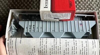 InterMountain HO Kit UP-12 4750 Cu Ft 3-Bay Cov Hopper Union Pacific 74911 - Image 1 of 4