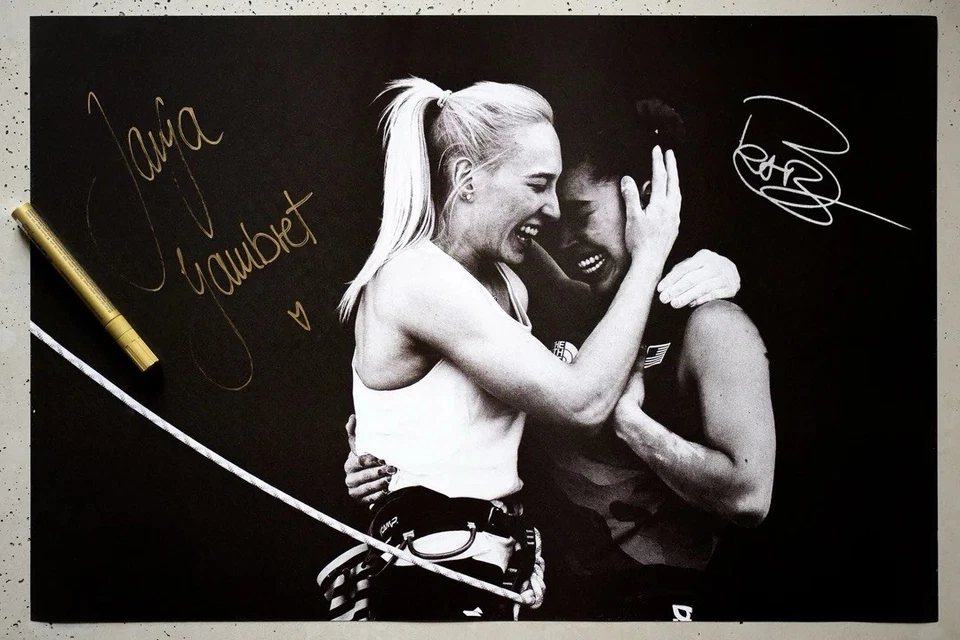 Póster firmado Janja Garnbret y Brooke Raboutou EDICIÓN LIMITADA Foto 1 de 4