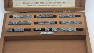 30+ Juego de troqueles Kingsley Machine Co DE COLECCIÓN EMBLEMAS para lámina caliente MIRA LEER CAJA DE MADERA - Imagen 1 de 10