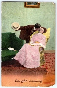 Tarjeta postal de Bamforth de comedia romántica pareja besándose siesta atrapada 1910 - Imagen 1 de 2