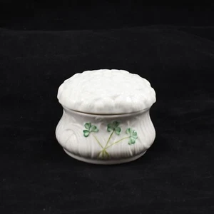 Belleek Daisy Trinket Box con Coperchio Trifogli Green Mark 2001-2006 Irlanda Usato in ottime condizioni - Foto 1 di 6