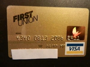 VINTAGE *FIRST UNION GOLD VISA CARD* RARE, EXPIRED CREDIT CARD.  Exp. 4/97 - Picture 1 of 2