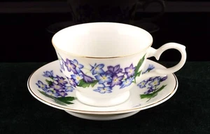 *Juego de tazas y platillos de té calle flores del mes Avon de julio Larkspur - Imagen 1 de 4