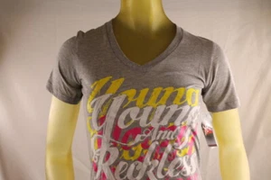 CAMISETA DE MUJER JOVEN E IMPRUDENTE GRIS GRÁFICO CUELLO EN V TALLA PEQUEÑA - Imagen 1 de 3