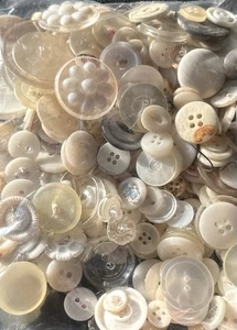 Wundertüte weiß & elfenbein Knöpfe verschiedene Formen Größen & Farbtöne Basteln Nähen Kunst - Bild 1 von 3