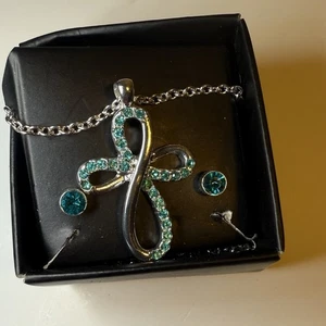 AVON 2016 zierlicher GEBURTSSTEIN Dezember Kreuz Halskette mit Ohrringen Set NEU in Box - Bild 1 von 2