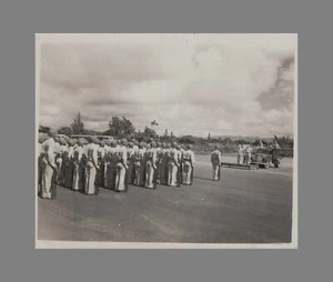 Foto de la Segunda Guerra Mundial EE. UU. GI de pie taladro de atención plata campamento de entrenamiento - Imagen 1 de 2