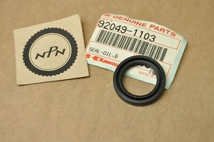 Nuevo de Lote Original Kawasaki 1983-85 KDX200 1982-84 KX125 Sello de Aceite Tambor de Freno Trasero Sello de Aceite - Imagen 1 de 2