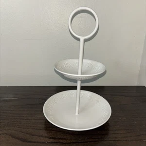 Bandeja de 2 niveles blanca con sangría floral plato de baratija anillo joyería llavero usado en excelente estado - Imagen 1 de 14