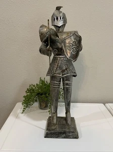 Vintage Metalldose gealterte Rüstung Ritter Schwert Schild auf Ständer 16" Statue - Bild 1 von 6