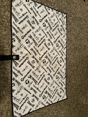 TaylorMade 标志超细纤维推车毛巾 24 英寸 x 15 英寸全新 2023 — 第 1/2 张图片