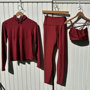 Alo Yoga Airlift Intrigue Bra Leggings Alosoft Hooded Runner Sz M Cranberry Red - Picture 1 of 23