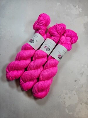 SW Merinogarn, Aran Gewicht, 100g, SCHOCKIERENDES PINK - Bild 1 von 4