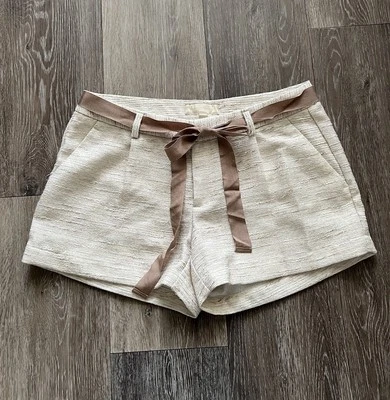 BANANA Republic Ryan 短裤 尺寸 6 BEIGE 带金属粗花呢腰带弹簧学院风 — 第 1/4 张图片