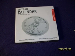 Kikkerland 50 Años Calendario Pisapapeles Escritorio Accesorio Dial Tipo 3" Redondo Nuevo en Caja - Imagen 1 de 1