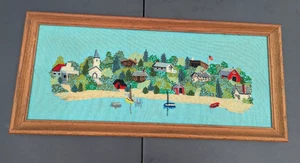 Vintage fertig blau Ozean Dorf Stickerei Crewel gerahmt Wandbehang 14,5 x 32 - Bild 1 von 10