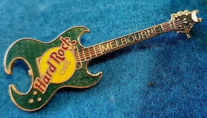 GUITARRA HRC MELBOURNE AUSTRALIA BOTELLA VERDE ESCORPIÓN 1998 Hard Rock Café PIN - Imagen 1 de 1