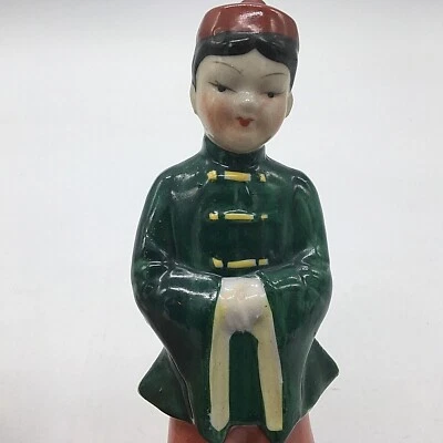  Винтажная японская фарфоровая фигурка мальчика. Сделано в Японии. Зеленый жакет. 7 дюймов в высоту. - Изображение 1 из 4