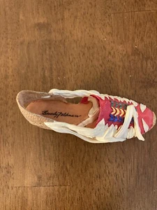 Just The Right Shoe Beverly Feldman Espadrille Pacha Miniatur Keilabsatz Sammlerstück - Bild 1 von 4