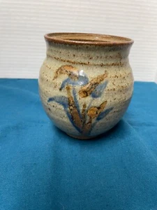 Keramik Vase oder Behälter neutrale Farbe mit blauem Akzent.  Handwerker signiert 4,5 Zoll - Bild 1 von 7
