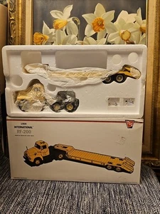 NEW First Gear 1959 International RF-200 Tractor With Lowboy Trailer #19-2133 - Picture 1 of 23