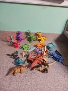 Lote de 20+ figuras de dinosaurios y dragones de Jurassic World y más - Imagen 1 de 8