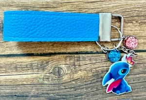 Mini Schlüsselanhänger Kette Halter Riemen Kunstleder blaue Naht Handtasche Charms Glitzer - Bild 1 von 1