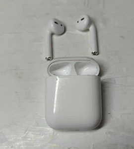 Auriculares y estuche de carga Apple AirPods 2da generación EMC2862 - Imagen 1 de 9